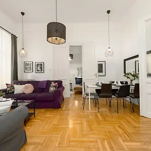  Апартаменты Black & White Apartment At Nyugati Station - 3 Separate Br
